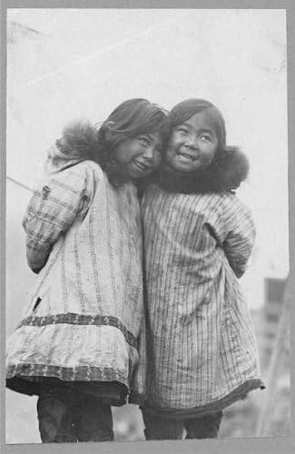 Исторически находки Снимка: Ескимо момичета, стоящи рамо до рамо,Деца, Индианците от Северна Америка, Аляска,АК